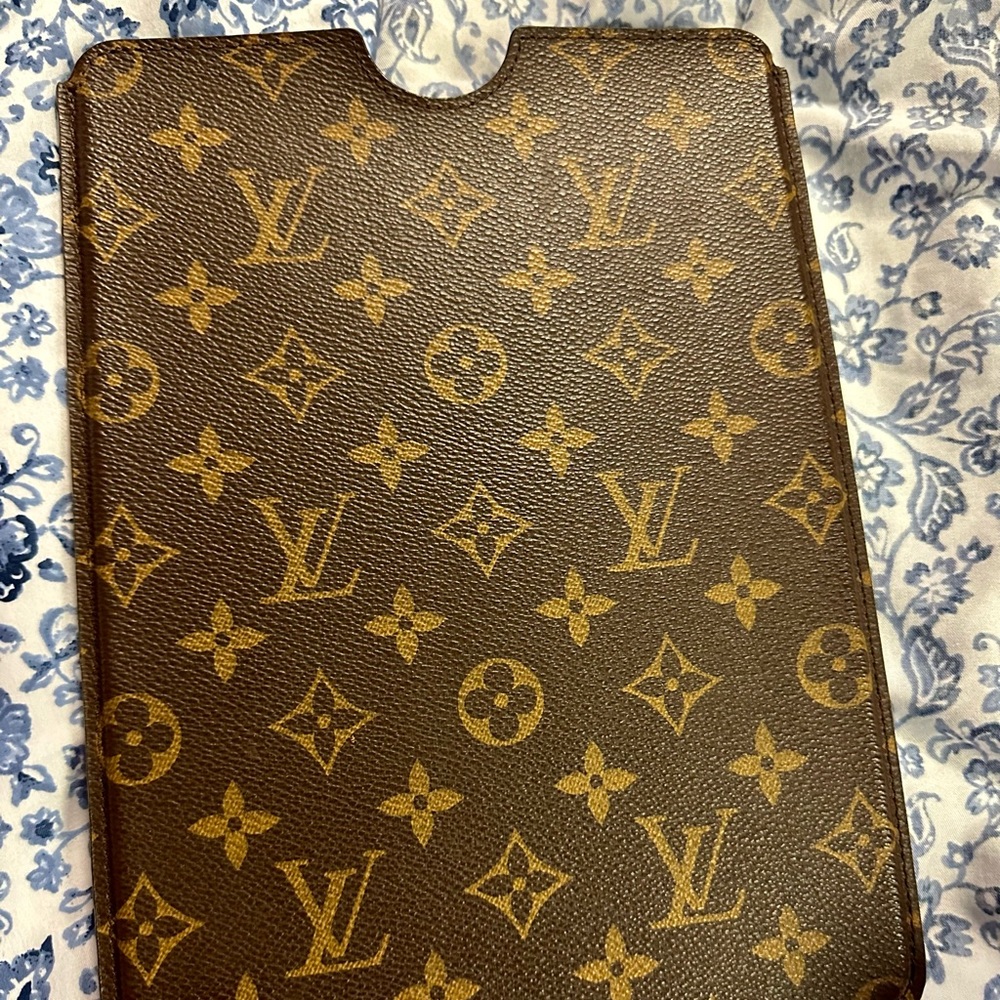 LOUIS VUITTON Authentic Hard-case IPAD mini used a couple of times. Date M61258